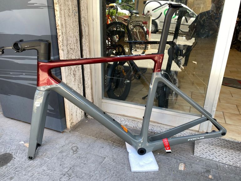 Used Focus IZALCO MAX 8.7 2025 Frameset 2025 Road & Gravel, Light Gray — image 1 of 6