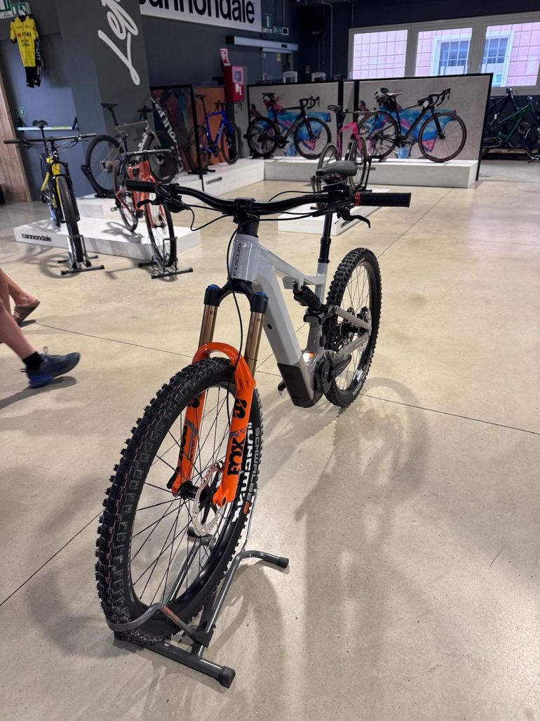 Used Focus SAM ² 6.9 2023 2023 Mountainbike, Light Gray, 29 — image 3 of 4