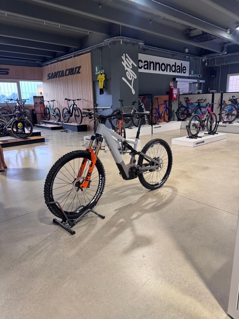 Used Focus SAM ² 6.9 2023 2023 Mountainbike, Light Gray, 29 — image 2 of 4