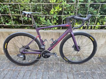 BMC Roadmachine 01 FOUR 2022 2022 Road & Gravel usato