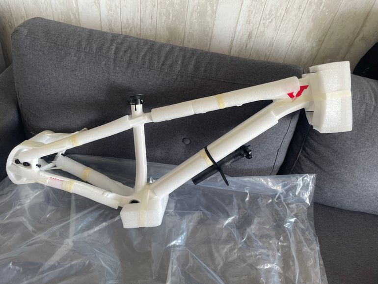 Used YT Yt Dirt Love Frameset Frameset 2025 Mountainbike, White — image 11 of 11