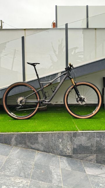 Tweedehands Orbea OIZ M-PRO 2024 2024 Mountainbike — afbeelding 1 van 9