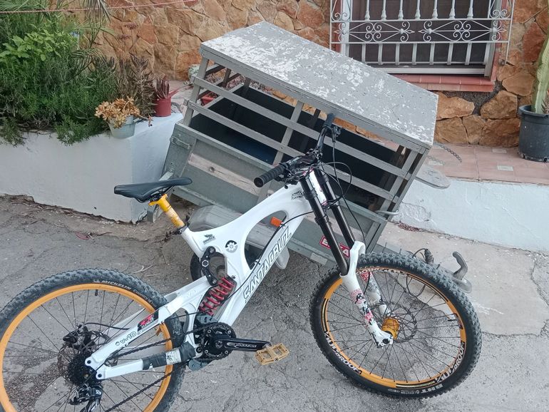 Used Santa Cruz V10 3 Generación 2010 Mountainbike, White — image 2 of 3