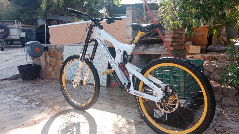 Used Santa Cruz V10 3 Generación 2010 Mountainbike, White — image 3 of 3