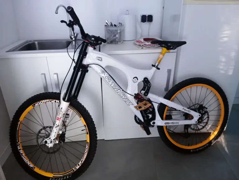 Used Santa Cruz V10 3 Generación 2010 Mountainbike, White — image 1 of 3