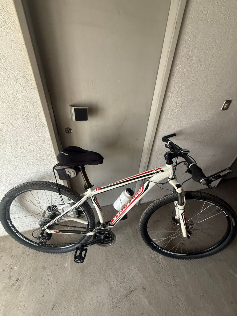 Used Specialized Hardrock Disc SE 26 2015 2015 Mountainbike, White, 26 — image 1 of 5