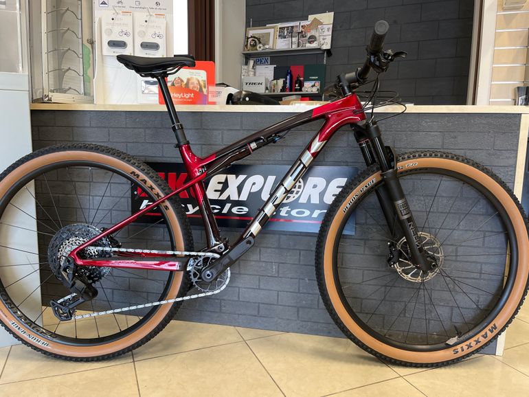 Used Trek Supercaliber SL 9.6 Gen 2 2026 2026 Mountainbike, Red, 29 — image 1 of 4