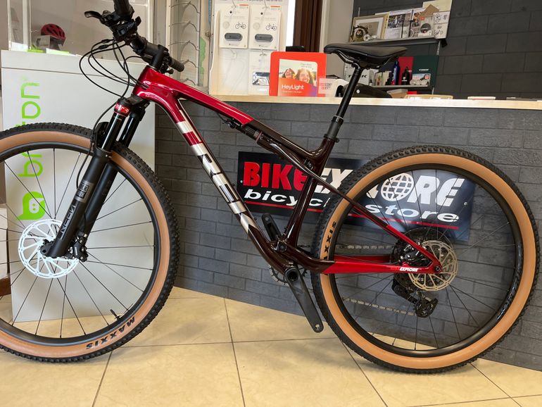 Used Trek Supercaliber SL 9.6 Gen 2 2026 2026 Mountainbike, Red, 29 — image 2 of 4