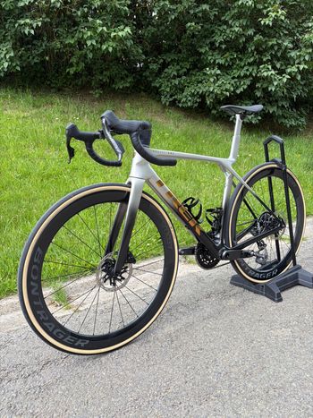 Used Trek Madone SLR 7 AXS Gen 8 2026 2026 Road & Gravel, Light Gray — image 4 of 15