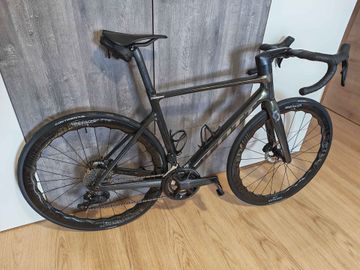 Used Scott Addict RC 40 2024 2024 Road & Gravel, Black — image 1 of 8