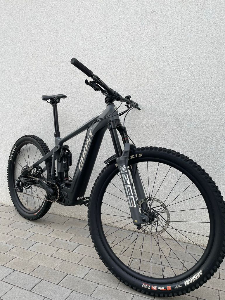 Used Ghost E-Riot AM CF Full Party 2023 2023 Mountainbike, Hellgrau, 27.5, 29 — image 1 of 9