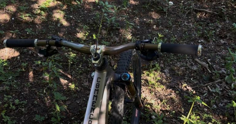 Used Commencal META SX SIGNATURE 2022 2022 Mountainbike, Light Gray — image 6 of 8