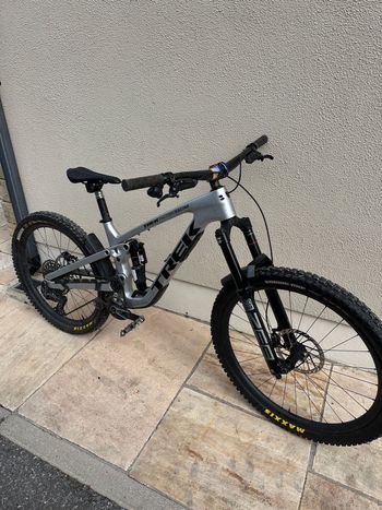 Used Trek Slash 9.9 XX AXS T-Type Gen 6 2024 2024 Mountainbike — image 2 of 6