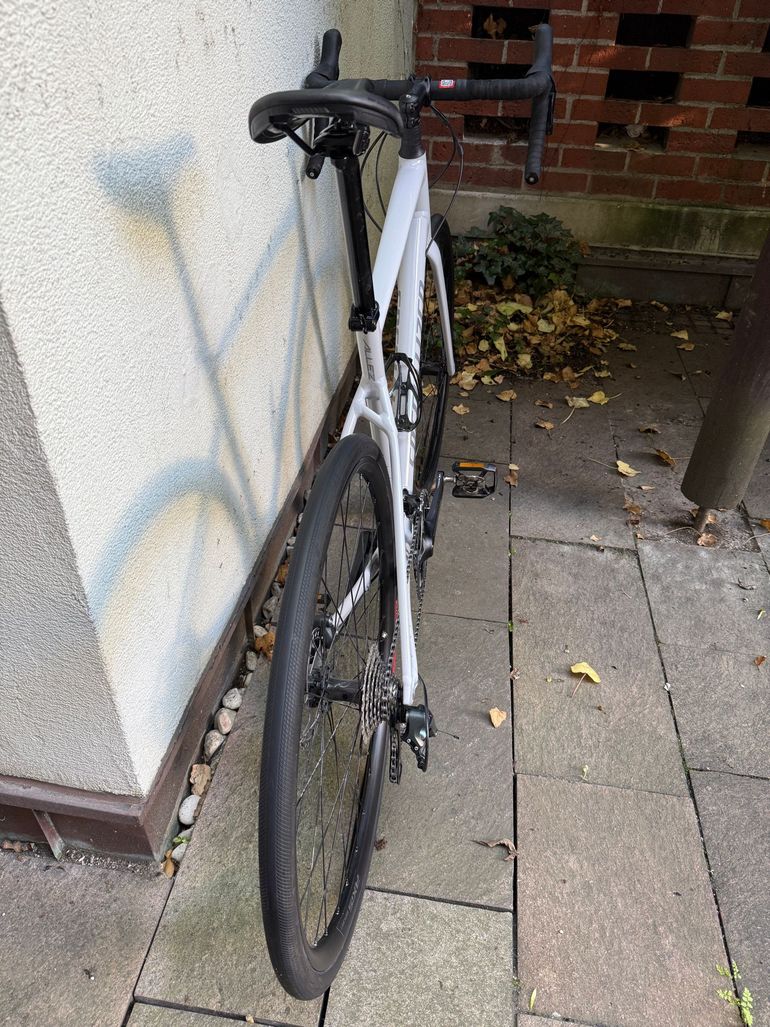 Used Specialized Allez Shimano Tiagra 2023 Road & Gravel, Light Gray — image 7 of 11