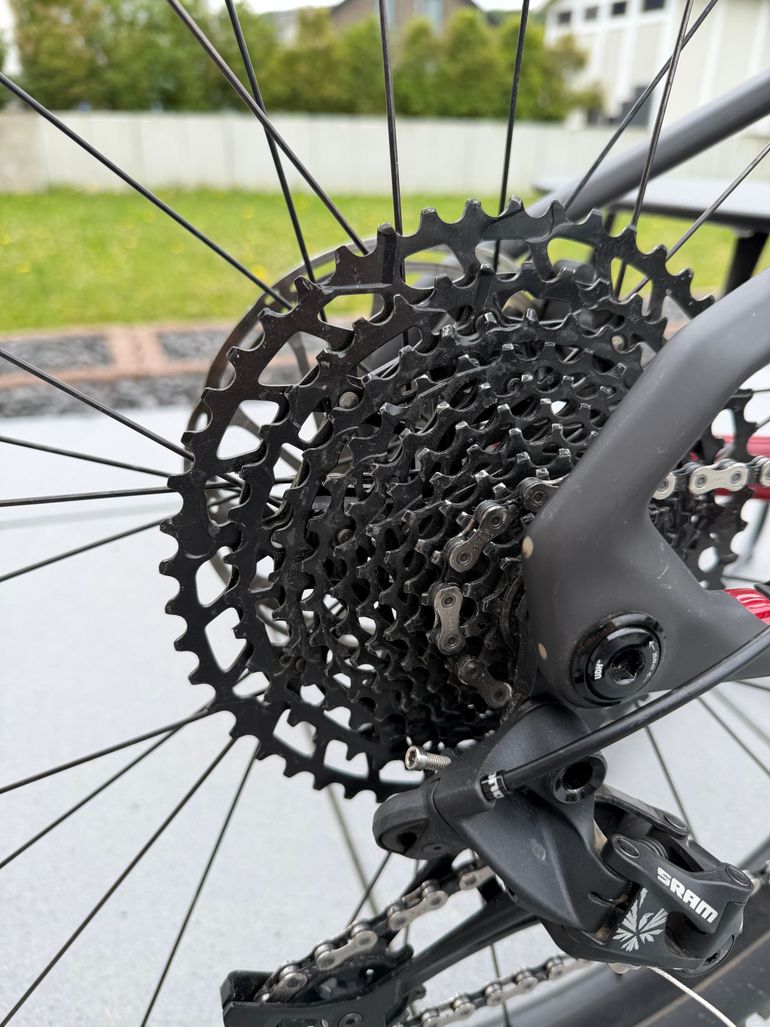 Used Mondraker FOXY CARBON R 2022 2022 Mountainbike, Red, 29 — image 6 of 9