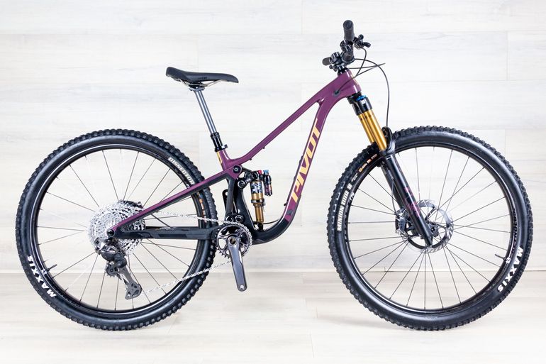 Used Pivot Trailcat LT Team 2025 Mountainbike, Purple — image 1 of 19