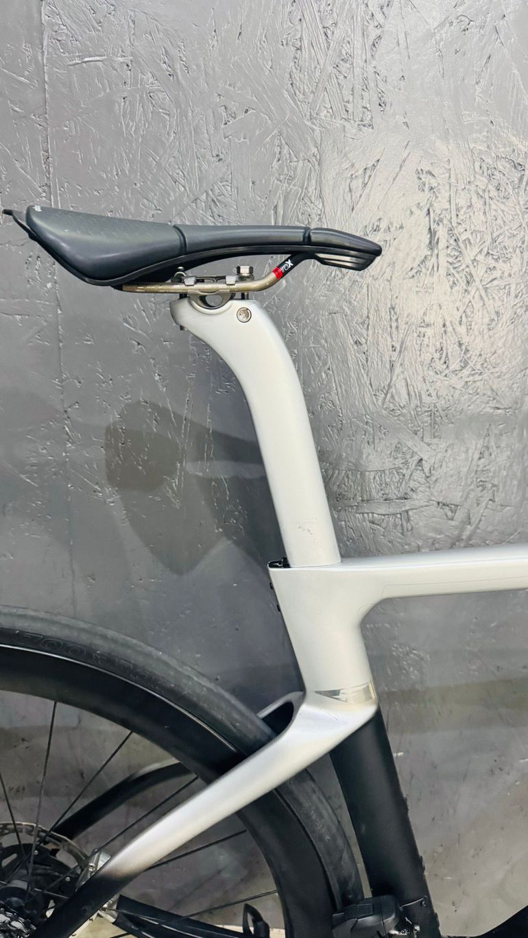 Used Pinarello DOGMA F RED ETAP AXS Disc 2024 2024 Road & Gravel, Light Gray — image 4 of 9
