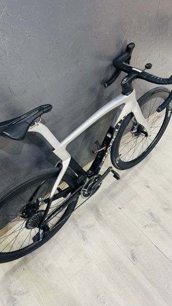 Used Pinarello DOGMA F RED ETAP AXS Disc 2024 2024 Road & Gravel, Light Gray — image 7 of 9