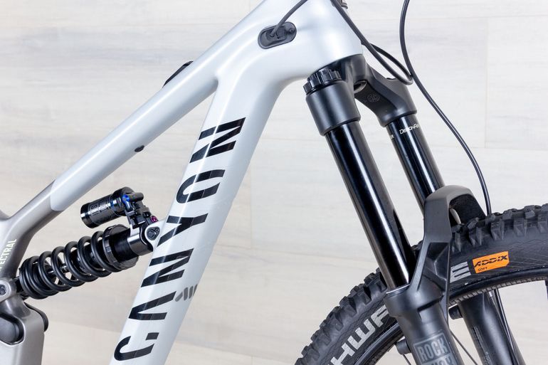 Used Canyon Spectral CF 8 2024 Mountainbike, Light Gray,  — image 10 of 17