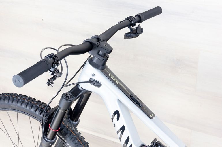 Used Canyon Spectral CF 8 2024 Mountainbike, Light Gray,  — image 15 of 17