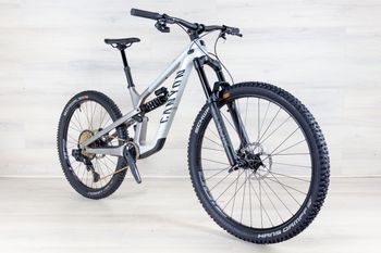 Used Canyon Spectral CF 8 2024 Mountainbike, Light Gray,  — image 5 of 17