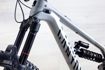 Used Canyon Spectral CF 8 2024 Mountainbike, Light Gray,  — image 16 of 17
