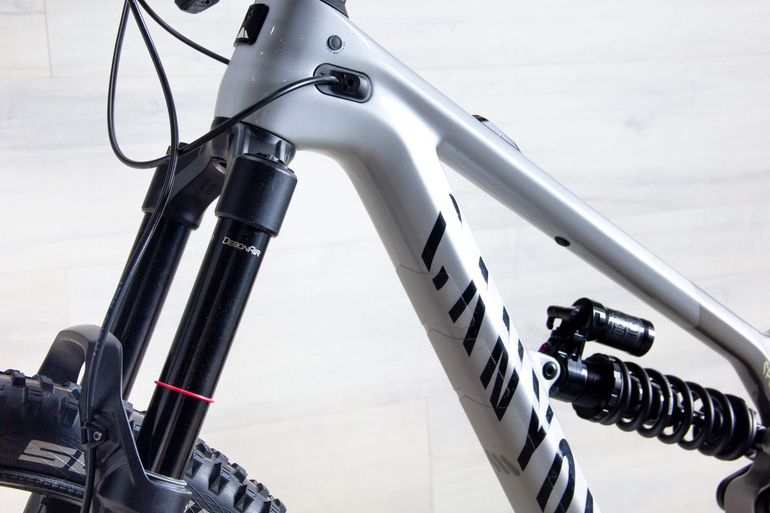 Used Canyon Spectral CF 8 2024 Mountainbike, Light Gray,  — image 16 of 17