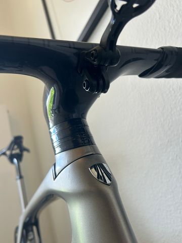 Used Trek Madone 9.5 2017 2017 Road & Gravel, Light Gray — image 7 of 8