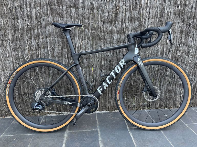 Tweedehands Factor Ostro Gravel SRAM Force eTap AXS w/ Power Meter 2023 2023 Road & Gravel, ,  — afbeelding 1 van 11
