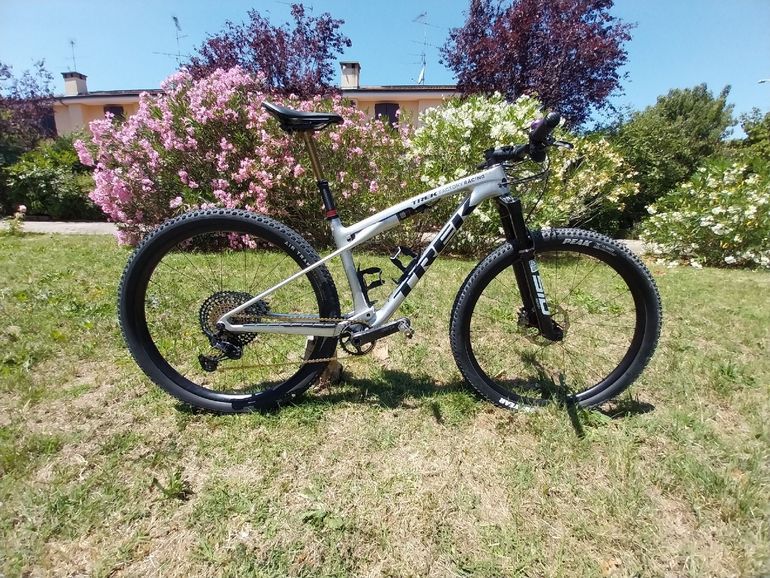 Used Trek Supercaliber SLR 9.8 XT Gen 2 2024 2024 Mountainbike, Light Gray, 29 — image 1 of 7