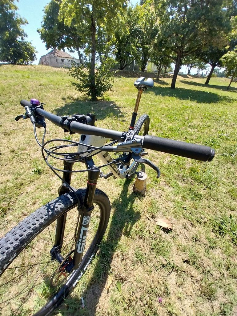 Used Trek Supercaliber SLR 9.8 XT Gen 2 2024 2024 Mountainbike, Light Gray, 29 — image 5 of 7