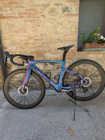 Używany Pinarello DOGMA F RED ETAP AXS Disc 2022 2022 Road & Gravel — zdjęcie 2 z 9