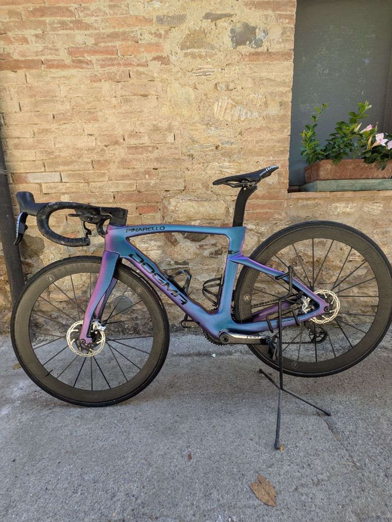 Używany Pinarello DOGMA F RED ETAP AXS Disc 2022 2022 Road & Gravel — zdjęcie 2 z 9