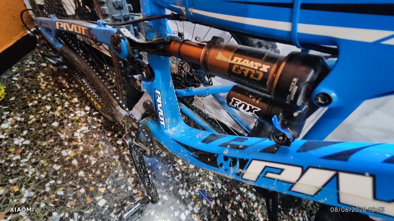 Used Pivot Mach 6 Carbon 2015 Mountainbike, Blue — image 6 of 7