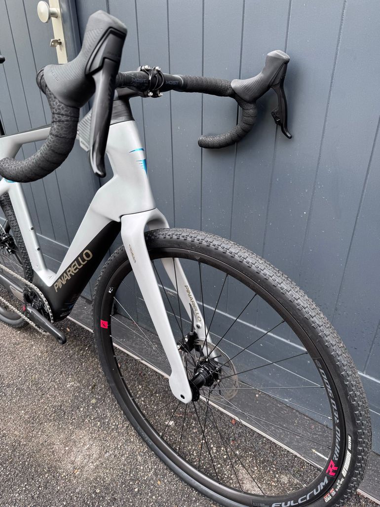 Pinarello NYTRO E5 GRAVEL - SRAM RIVAL AXS 2025 2025 Road & Gravel usato, Grigio chiaro — immagine 2 di 6