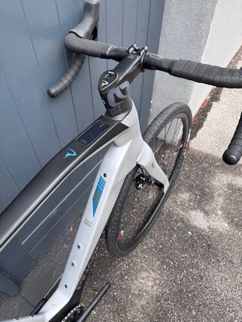 Pinarello NYTRO E5 GRAVEL - SRAM RIVAL AXS 2025 2025 Road & Gravel usato, Grigio chiaro — immagine 4 di 6
