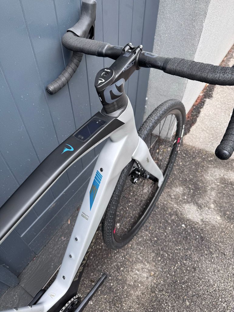 Pinarello NYTRO E5 GRAVEL - SRAM RIVAL AXS 2025 2025 Road & Gravel usato, Grigio chiaro — immagine 4 di 6