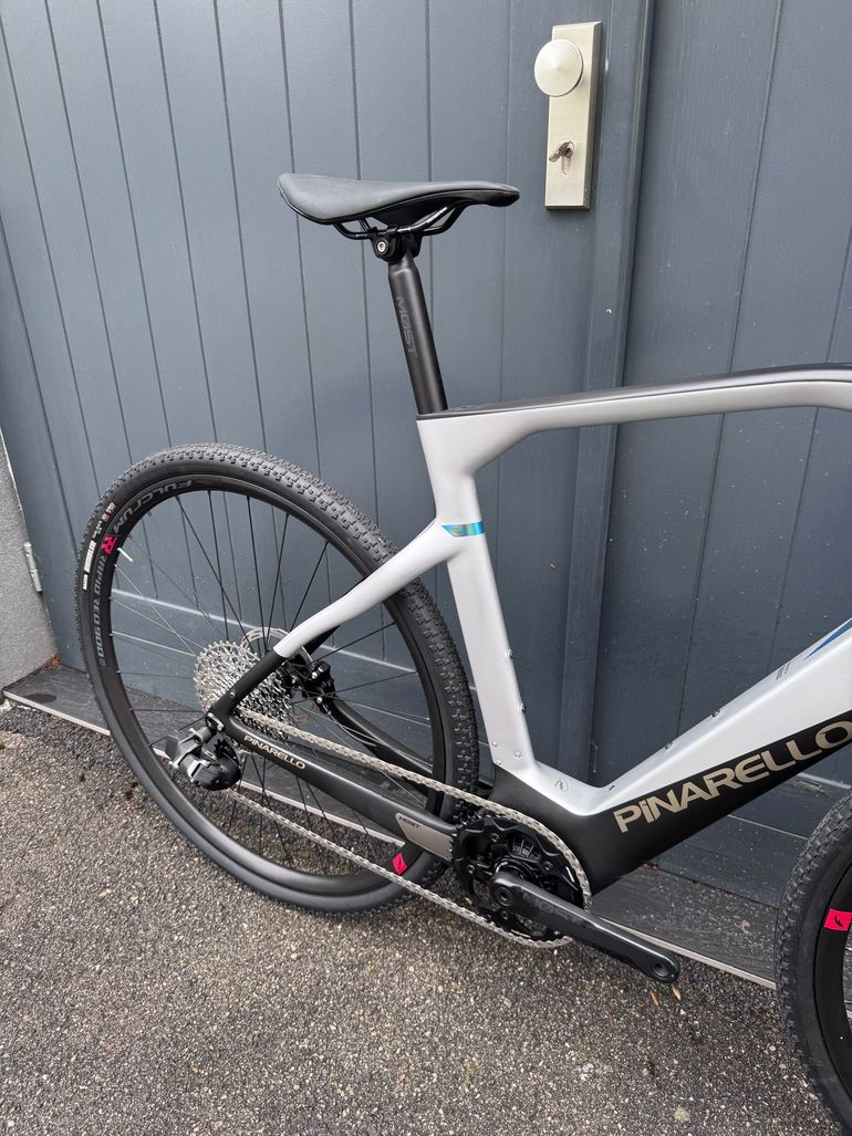 Pinarello NYTRO E5 GRAVEL - SRAM RIVAL AXS 2025 2025 Road & Gravel usato, Grigio chiaro — immagine 3 di 6