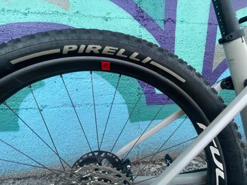 Canyon Lux Trail CF 7 2022 2022 Mountainbike usato, Grigio chiaro — immagine 9 di 9