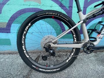 Canyon Lux Trail CF 7 2022 2022 Mountainbike usato, Grigio chiaro — immagine 2 di 9