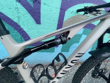 Canyon Lux Trail CF 7 2022 2022 Mountainbike usato, Grigio chiaro — immagine 4 di 9