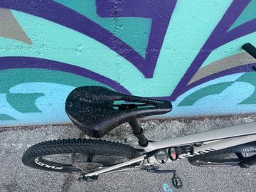 Canyon Lux Trail CF 7 2022 2022 Mountainbike usato, Grigio chiaro — immagine 7 di 9