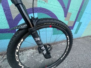 Canyon Lux Trail CF 7 2022 2022 Mountainbike usato, Grigio chiaro — immagine 5 di 9