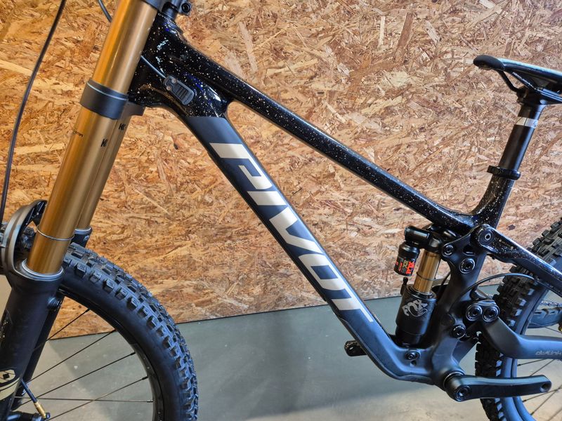 Pivot PHOENIX Pro Saint 2025 2025 Mountainbike de segunda mano, Negro — imagen 3 de 10