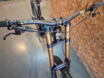 Käytetty Pivot PHOENIX Pro Saint 2025 2025 Mountainbike — kuva 7 / 10
