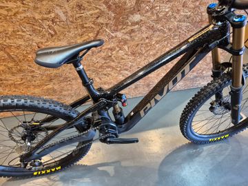 Pivot PHOENIX Pro Saint 2025 2025 Mountainbike de segunda mano, Negro — imagen 4 de 10