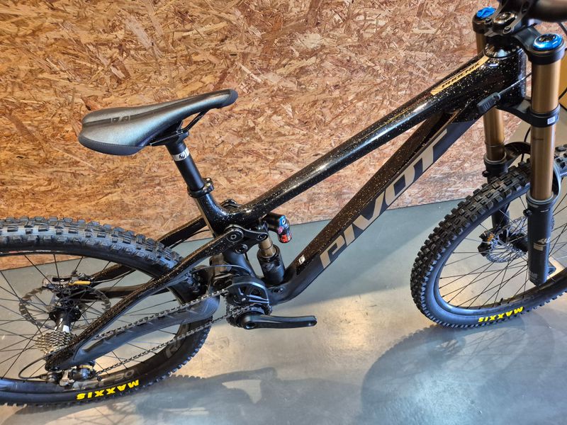 Pivot PHOENIX Pro Saint 2025 2025 Mountainbike de segunda mano, Negro — imagen 4 de 10