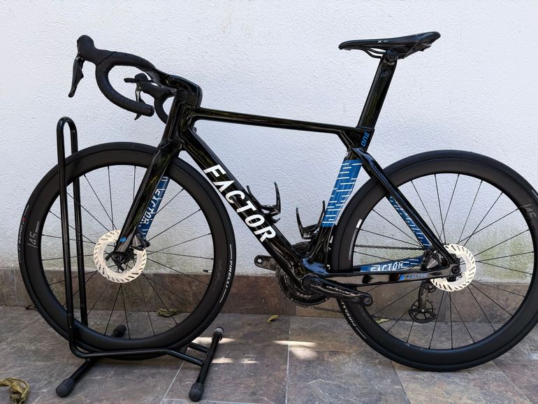 Factor One Shimano Dura Ace Di2 2022 Road & Gravel d'occasion — image 2 sur 9