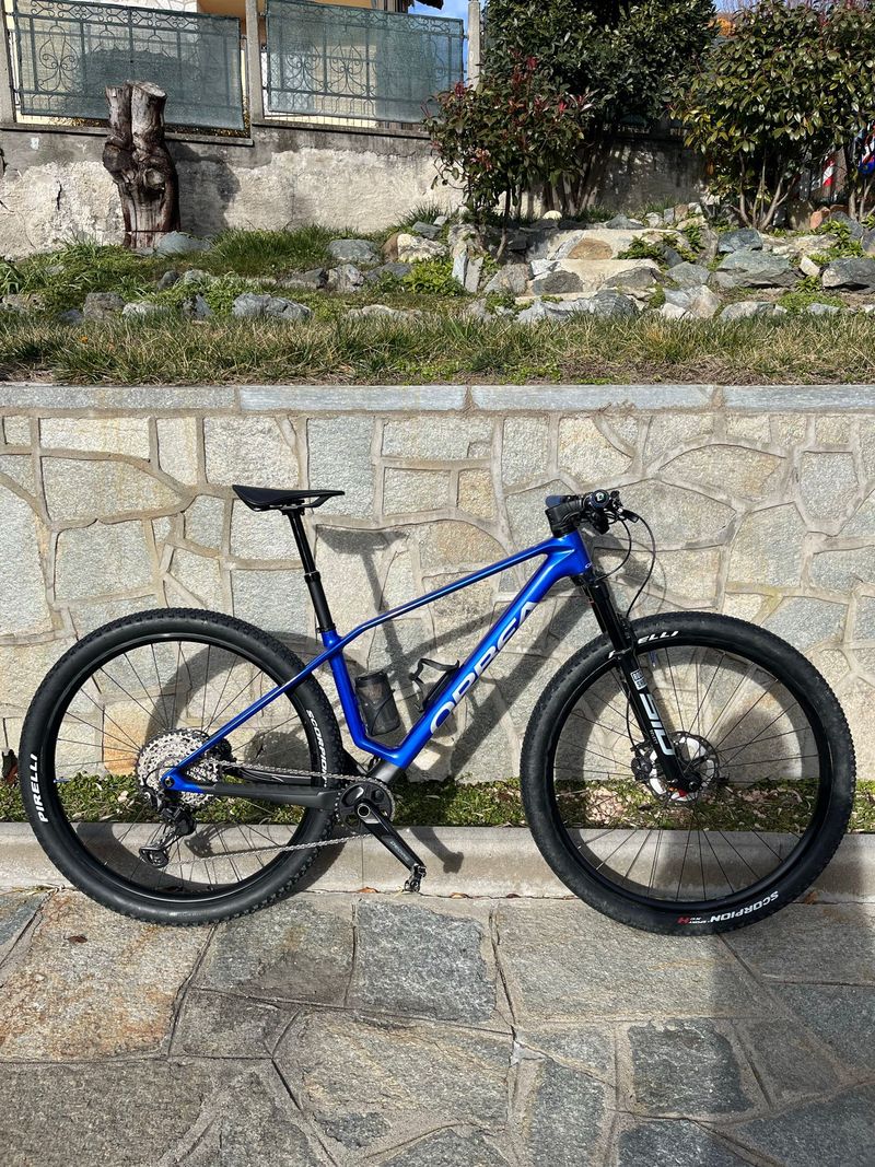 Gebrauchtes Orbea ALMA M30 2025 2025 Mountainbike, Blau — Bild 1 von 7