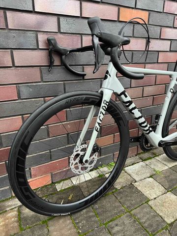 Used Factor o2 Custom Shimano 105 Di2 2025 Road & Gravel, Light Gray — image 7 of 9
